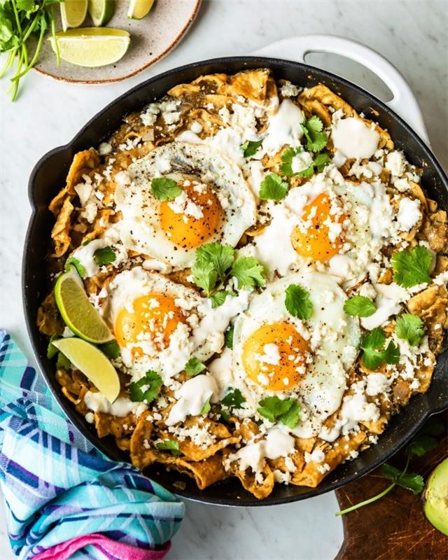 Mexický recept na chilaquiles s vajíčkami ochutený salsa verde a limetkou, ľahký recept na večer