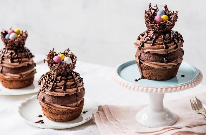 hur man gör en mini påsktårta i en enkel chokladmuffinsversion med smält mörk chokladglasyr och kakaokräm