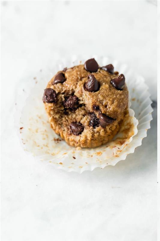 snabb och lätt dessertidé, friska bananchokladmuffins med jordnötssmör och havregryn