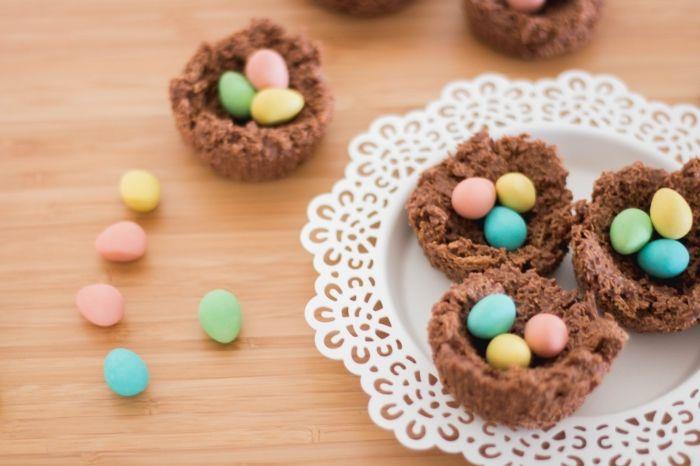 lätt att göra påskdessertidé med smält choklad, sött litet bo med kakaopulver och havregryn
