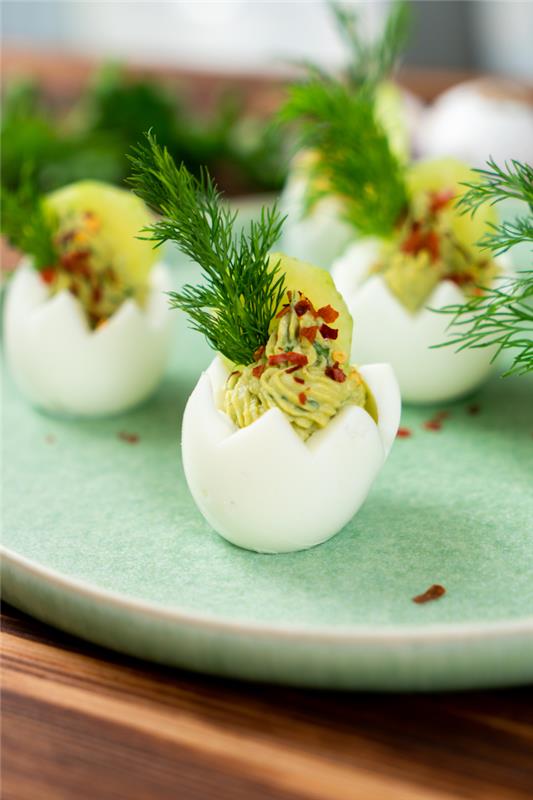 påskrecept, idé hur man gör kryddiga påsk bon blandning av äggula, avokado, senap