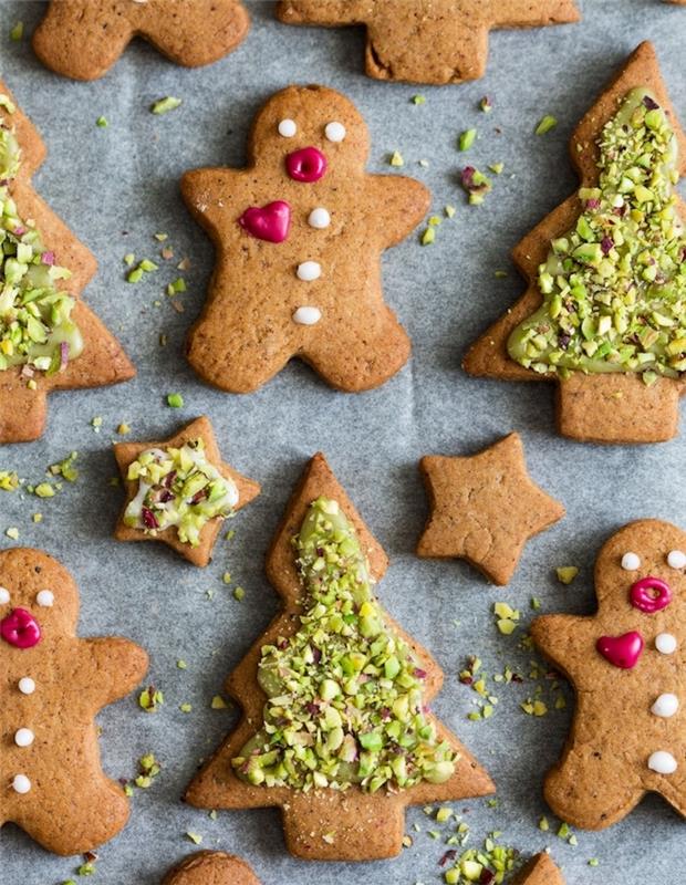 Julbrödmänniska med pepparkakor och julgranar med pistaschpynt, enkelt recept på julkakor