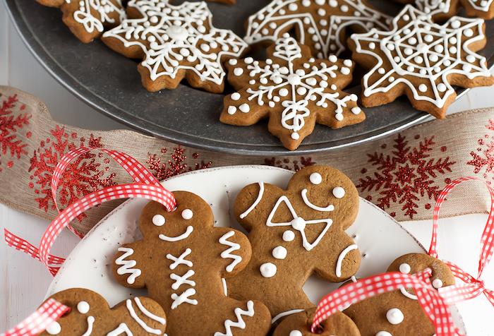Julmjölksrecept, pepparkaksman och smördegssnöflingor med vitt sockersocker att dekorera