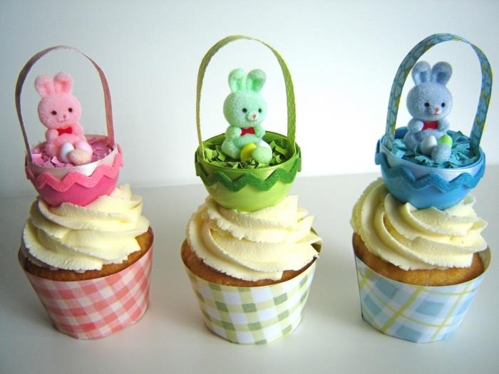 ľahké kulinárske umenie, dekorácia vanilkového muffinu s polevou a malé kartónové košíky s minifigúrkou zajačika