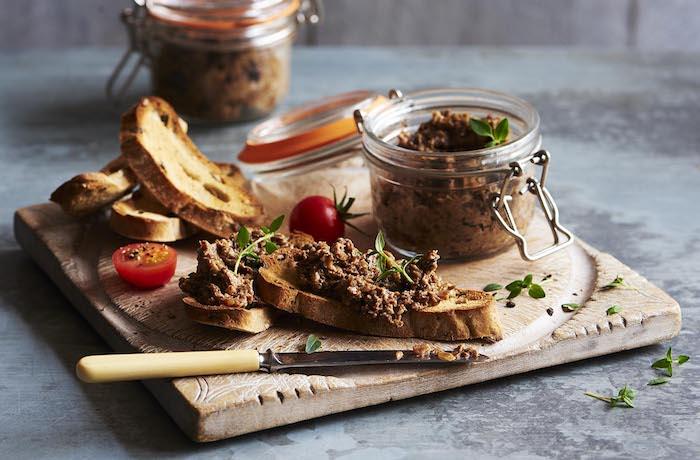 Vianočný koláč s hubami na prípitku, príklad vianočného toastu pre váš elegantný vianočný aperitív