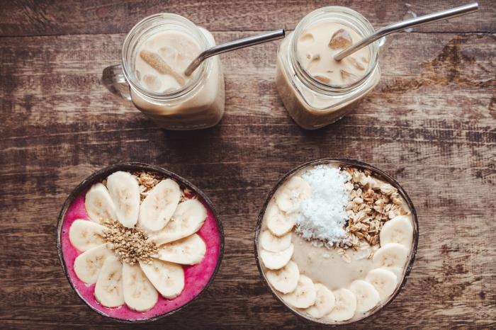 nápad na zdravé raňajky s kokteilom z rastlinného mlieka a miskou acai, recept na studený nápoj na leto