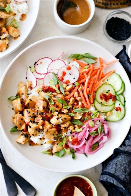 poke bowl recept kuracie mrkvy reďkovky uhorky vlašské orechy a veľa ďalšej čerstvej sezamovej zeleniny
