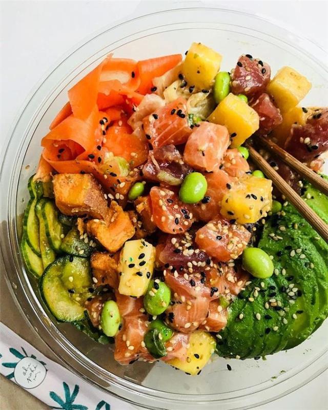 poke bowl recept losos sezamové semienka plátky avokáda mango ceviche uhorky fazuľa v miske