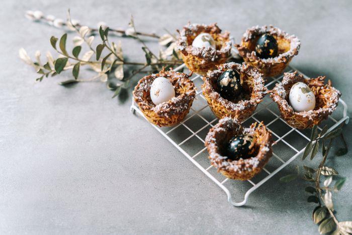 exempel på en original påskdessert, liten påsktårta med chokladbon och kokosflingor med vaktelägg