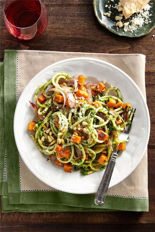 vegetariánske a zdravé valentínske menu na romantickú večeru, recept na cestoviny s pestom a sladkými zemiakmi