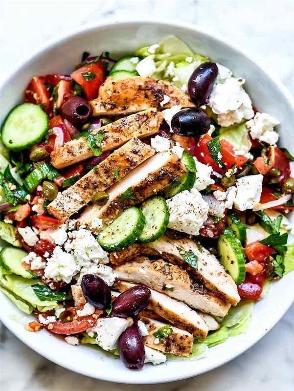 letný miešaný šalátový recept Nápad na grécky šalát s ľadovými uhorkami, olivami, paradajkami a feta