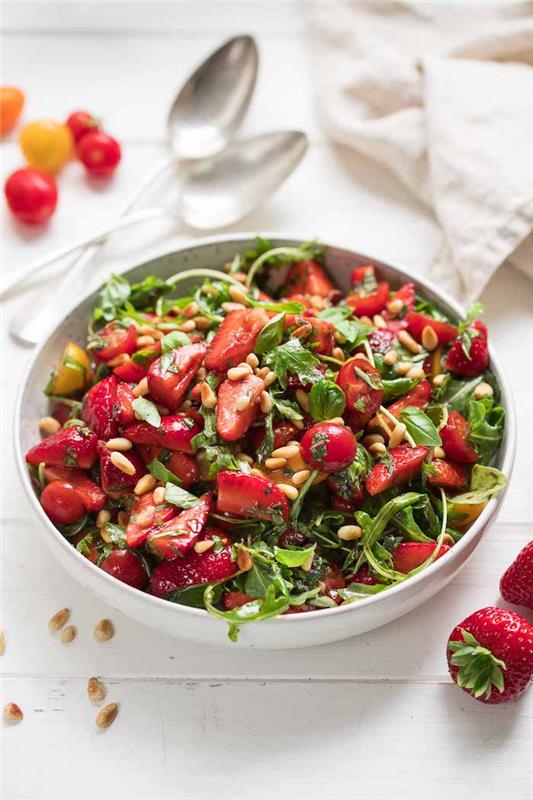 recept na studený miešaný šalát s rukolou, jahodami a cherry paradajkami a semienkami so šalátovým dresingom