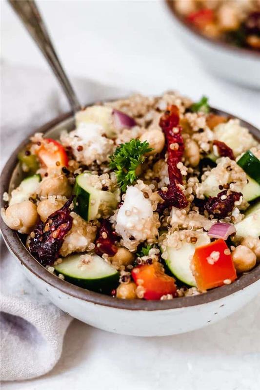 miešaný šalátový recept s uhorkovou paprikou, quinoa sušenými paradajkami a cícerom