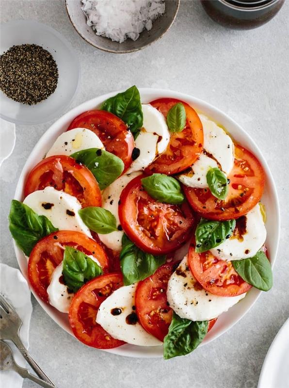 letný šalátový recept s plátkami paradajok mozzarella bazalka balzamikový ocot ako si vyrobiť šalát caprese doma