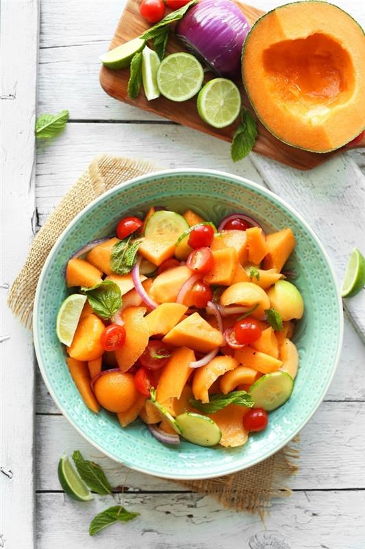 nápad na letný šalát z melónu, plátkov uhorky, cherry paradajok a limetky, čerstvý šalát ideálny k letným jedlám