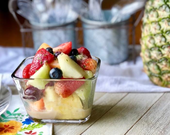 ľahký a svieži dezert ideálny pre letné horúčavy, recept na letný ovocný šalát s kokosovým jogurtom