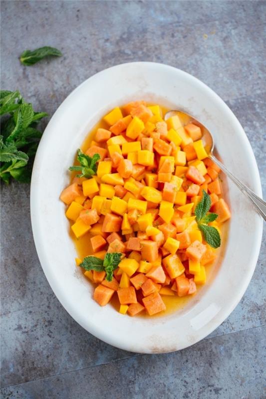 čerstvý a voňavý recept na tropický ovocný šalát, mango, papája a mäta, dochutené citrónovou šťavou a medom