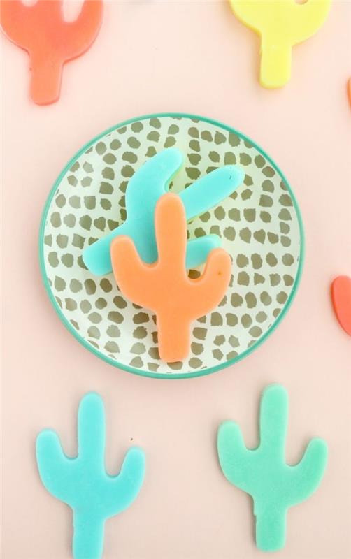 myšlienka malého kutilského mydla v tvare farebného kaktusu, obľúbený letný vzor, ​​manuálna aktivita pre dospelých v lete, teenager, dieťa