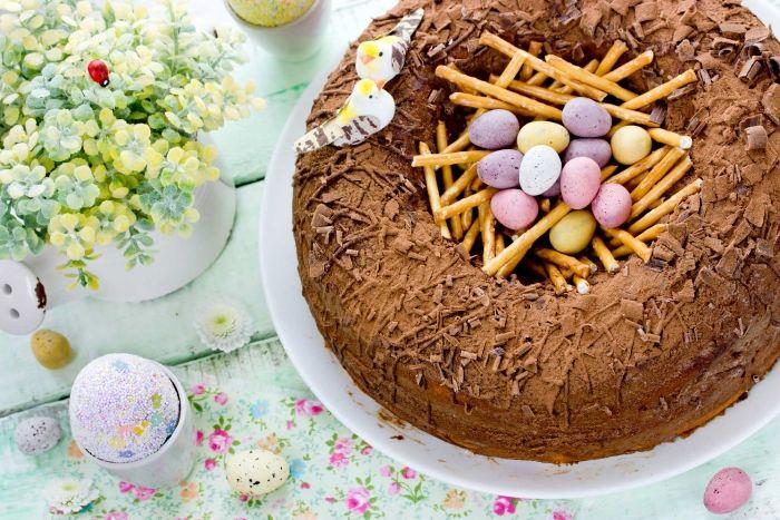 idé hur man gör en choklad påskkaka i form av ett påskbo fyllt med små chokladägg