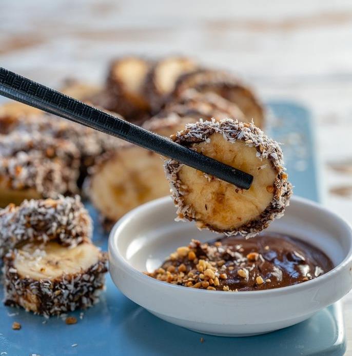 hemlagat chokladbanansushi -recept med kokosflingor och smält choklad