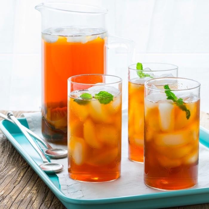 hälsosam dryck med grönt te kylt med persikeskivor och honung, hur man serverar iste med myntablad