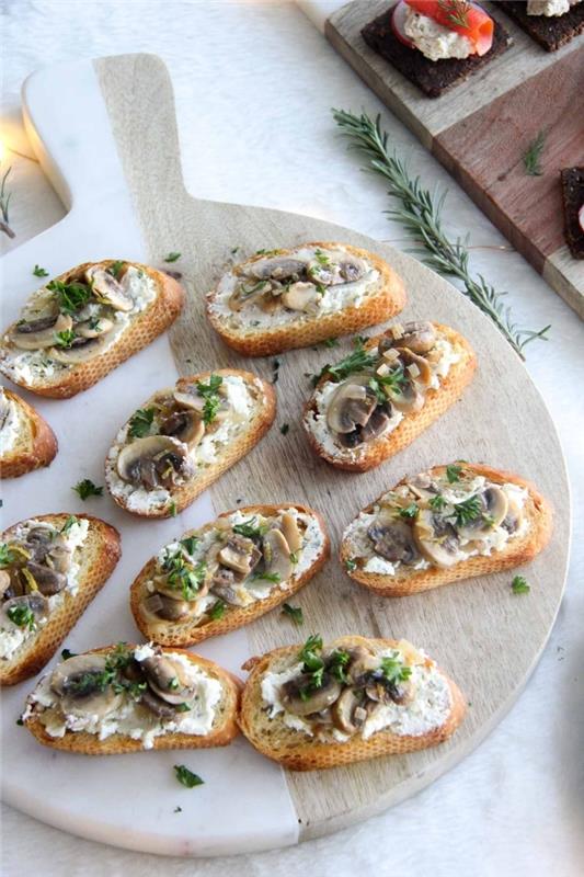 toasty na masle s citrónovými hubami, pažítkou a šalotkou, jednoduchý recept na predjedlo na báze toastu