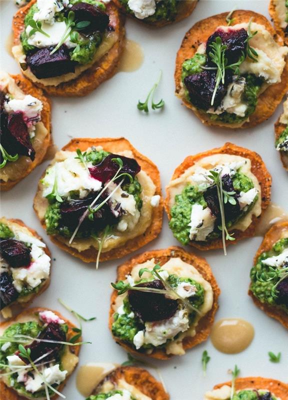 vegánsky recept na aperitív toast, toast zo sladkých zemiakov ozdobený hummusom, pečená červená repa, rukolové pesto