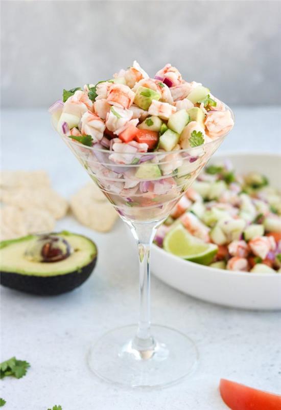 Verrinský recept na elegantnú večeru ceviche avokádo krevety paradajky uhorky v pohári martini