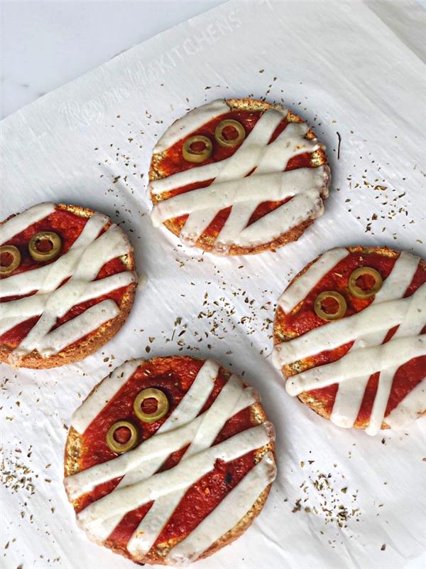 slaný halloween recept na aperitív, mini múmiové pizze so syrom, paradajkami a zelenými olivami