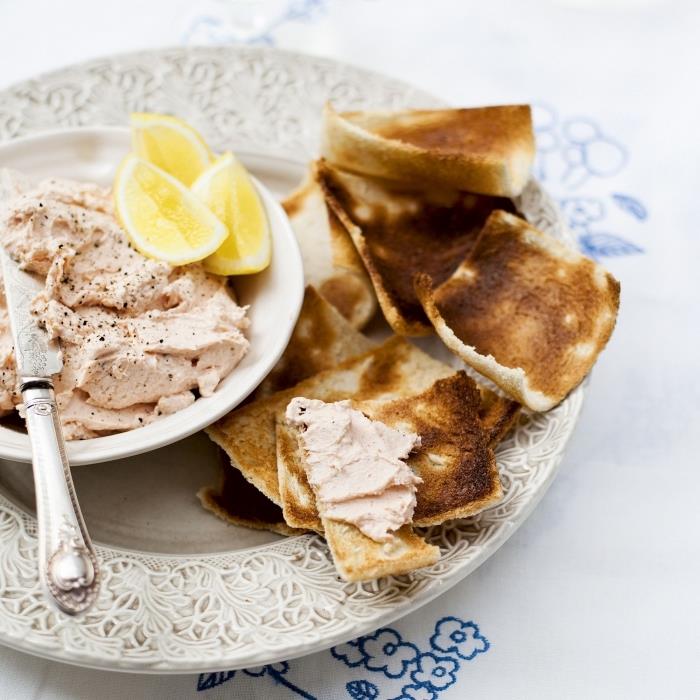 Recept na výbornú nátierku z údeného pstruha, ktorý je ideálnym doplnkom vianočného aperitívu