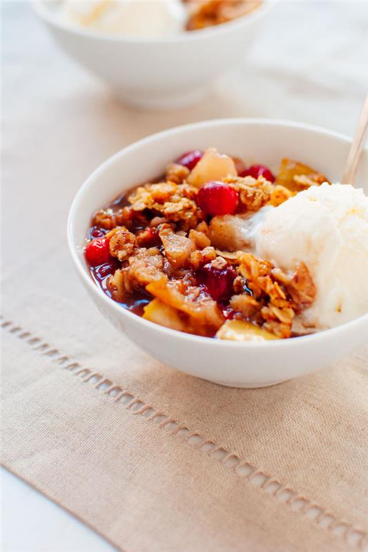 päron tranbär havregryn granola crumble recept med glass snabb och enkel dessertidé