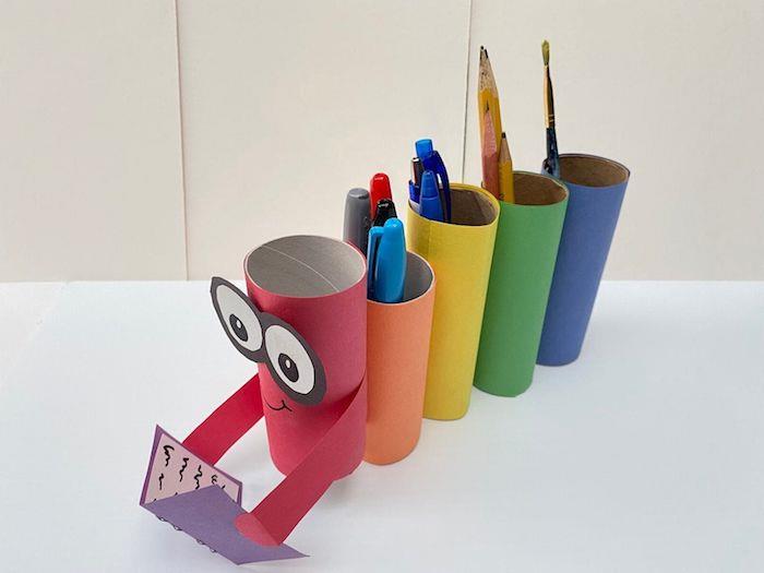 Recyklačné rolky toaletného papiera zdobené farebným ženilkovým vzorom, ktorý pojme stôl držiaka na knižné pero