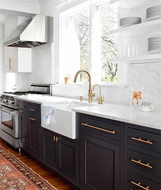gör om ditt kök, fasadskåp målade om i antracitgrått, brun parkett, orientalisk matta, bänkskiva i marmor och vita hyllor