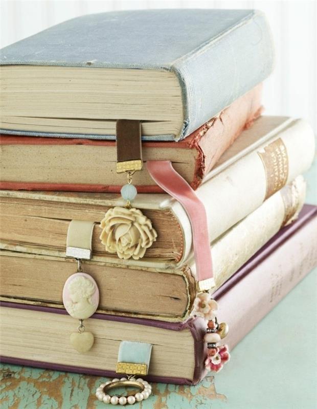 Segnalibro Catena e Gioiello ، Regali Fai da Te ، Libri Con Copertine Colorate messi Uno Sopra l'altro
