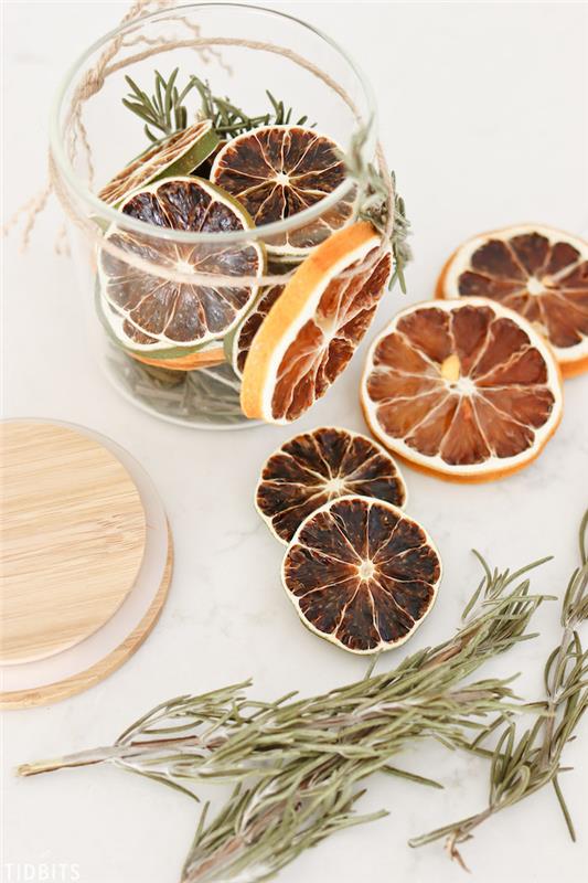 Regalini Natale ، barattolo di vetro con frutta secca ، rosmarino essiccato in barattolo di vetro