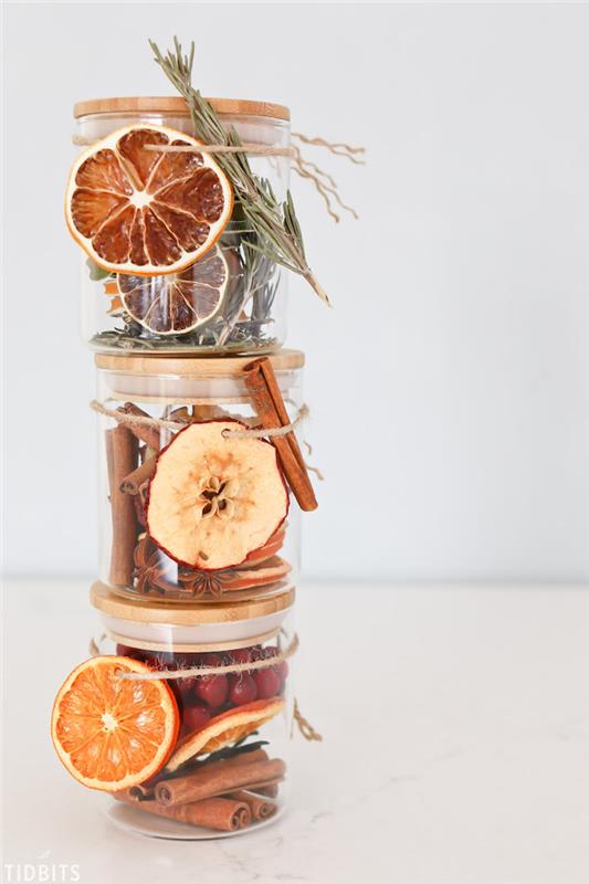 Barattoli di vetro con Frutta secca، pensierini di Natale fai da te، bastoncini di cannella e rosmarino essiccato