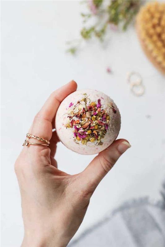 Idea regalo per la mamma، sapone forma pallina con fiori secchi، donna che tiene una pallina