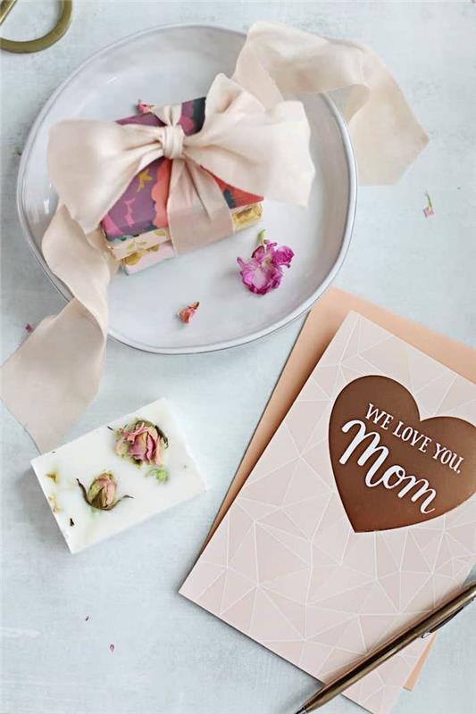Cartolina con scritta per la mamma، sapone fatto in casa، regalini Natale