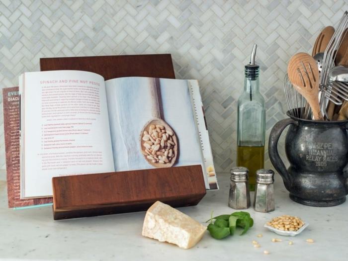 Regalo fai da te in legno، reggilibro da cucina، elementienti sul piano di lavoro