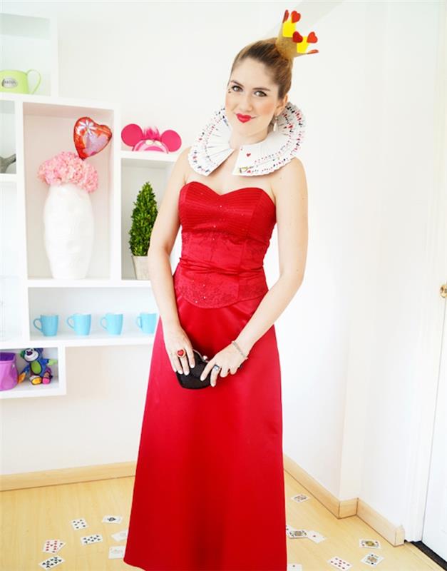 ملكة القلوب مع فستان أحمر وياقة من أوراق اللعب ، تاج ورقي ، زي الهالوين محلي الصنع