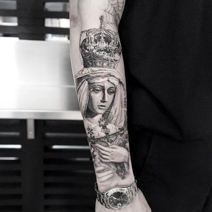 religiös tatuering med en helgon i kronan på ena armen, religion idé troende tatuering