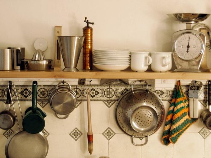 makeover -kök med en trähylla och krokar för att hänga köksredskap, bordsförvaring