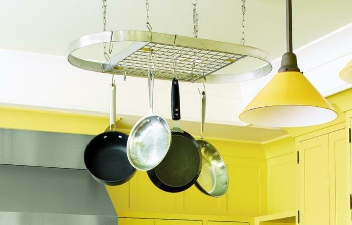 makeover ett kök, köksredskap förvaringsidé, galler hängande från taket i ett gult kök