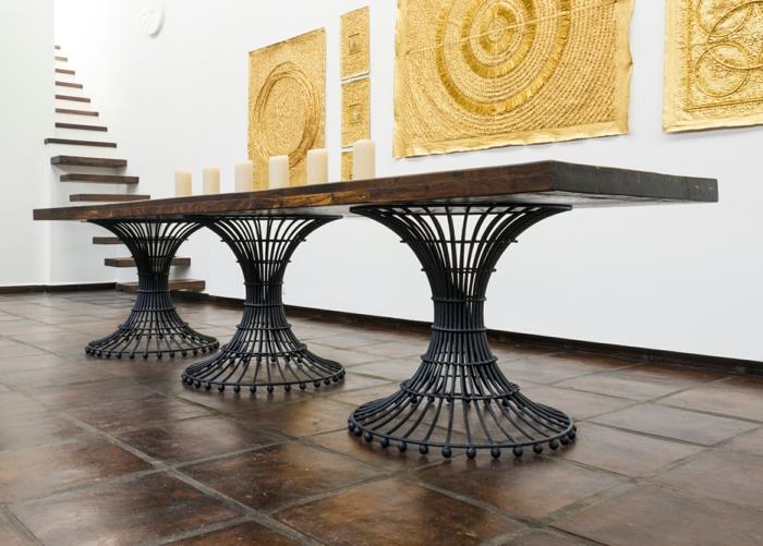 prepracovaná skriňa, dlhý obdĺžnikový stôl s tromi pevnými čiernymi kovovými nohami vo valcovom tvare, prispôsobenie skrinky, priestranný vchod, panely v zlatej farbe