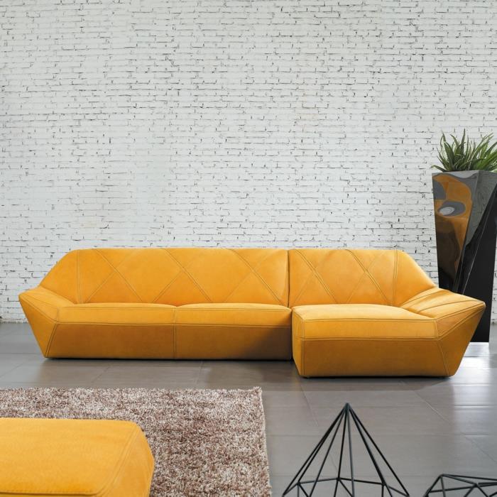 modernizácia starého nábytku, rohová sedačka v žltej farbe, žlté kreslo, biela tehlová stena, hnedý a biely koberec, renovácia dreveného nábytku