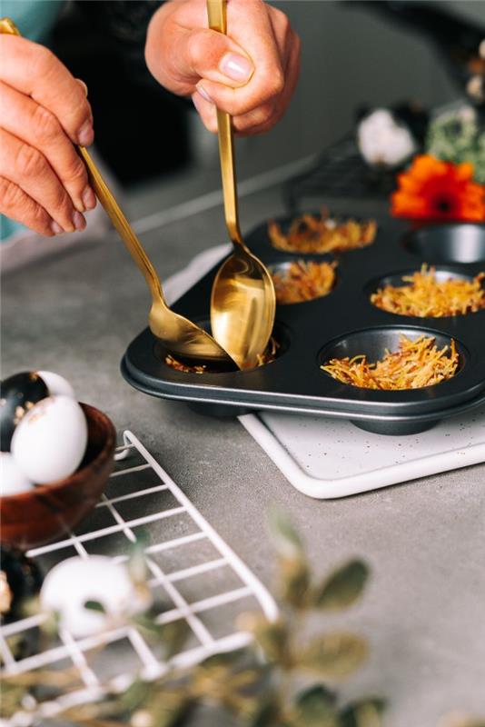 fördela vermicelli i en muffinsform, idé för att göra en original påskkaka