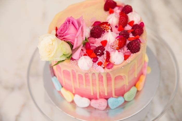 nápad na romantické jedlo s domácim koláčom, príklad vanilkového koláča s ombré polevou s ozdobou z mrazeného ovocia