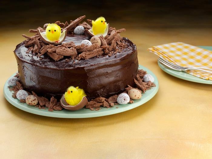 Påskmeny, dessert, choklad påsktårta, konstgjord kycklingdekoration, chokladägg