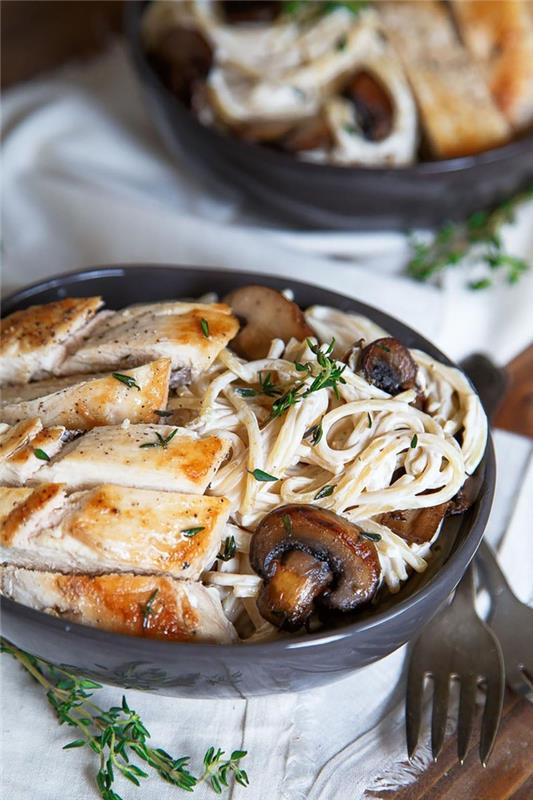 jednoduché valentínske jedlo pre tých, ktorí oceňujú taliansku kuchyňu, recept na cestoviny so smotanou, šampiňónmi a kuracím mäsom