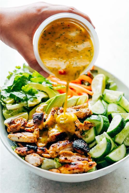 vyvážený večerný receptový šalát s uhorkami, avokádo, mango, grilované kura a inú zeleninu
